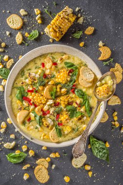 Ev yapımı sonbahar klasik mısır kremalı çorba ızgara mısır, otlar ve kızarmış ekmek, kopyalama alanı.