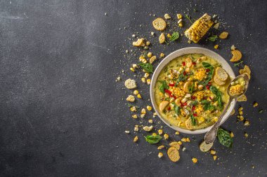 Ev yapımı sonbahar klasik mısır kremalı çorba ızgara mısır, otlar ve kızarmış ekmek, kopyalama alanı.