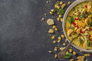 Ev yapımı sonbahar klasik mısır kremalı çorba ızgara mısır, otlar ve kızarmış ekmek, kopyalama alanı.