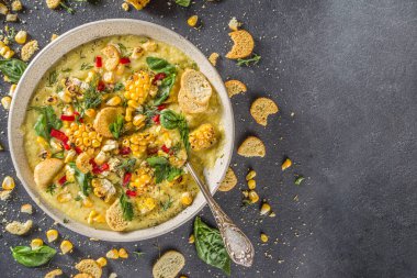 Ev yapımı sonbahar klasik mısır kremalı çorba ızgara mısır, otlar ve kızarmış ekmek, kopyalama alanı.