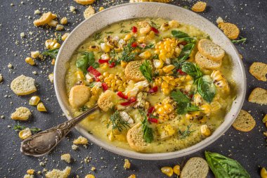 Ev yapımı sonbahar klasik mısır kremalı çorba ızgara mısır, otlar ve kızarmış ekmek, kopyalama alanı.