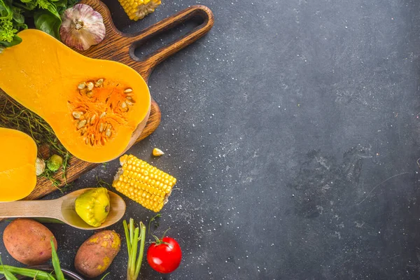 秋の料理の背景 有機秋の収穫野菜 伝統的な感謝祭を調理するための生のビーガン成分と暗い背景に秋の食べ物 トップビュー — ストック写真