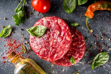 Baharatlı taze kıymalı biftek burgeri. Hamburgerler yemek masasında..