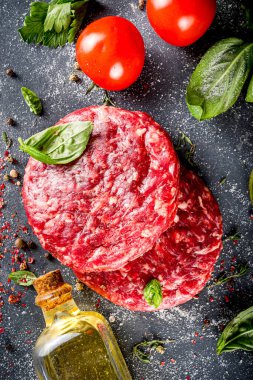 Baharatlı taze kıymalı biftek burgeri. Hamburgerler yemek masasında..