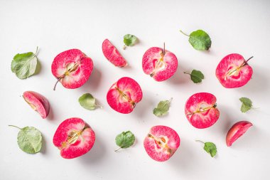 Beyaz zemin üzerinde taze olgun kırmızı elma, çeşitli yarım dilimlenmiş elma deseni düz beyaz zemin üzerinde
