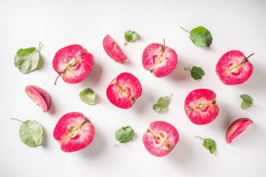 Beyaz zemin üzerinde taze olgun kırmızı elma, çeşitli yarım dilimlenmiş elma deseni düz beyaz zemin üzerinde