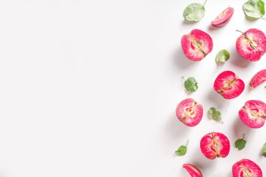 Beyaz zemin üzerinde taze olgun kırmızı elma, çeşitli yarım dilimlenmiş elma deseni düz beyaz zemin üzerinde