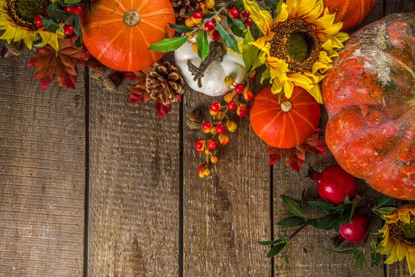 Festlicher Herbstlicher Hintergrund Mit Traditionellem Dekor Kürbisse Beeren Früchte Blätter — Stockfoto