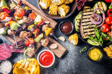 Çeşitli barbekü vejetaryen yemekleri, ızgara sebzeler, sebzeli bbq parti festivali ızgara mısır, vejetaryen şiş kebabı, soslu ve baharatlı sıcak sebze salatası. Vejetaryen mevsimlik yaz yemekleri