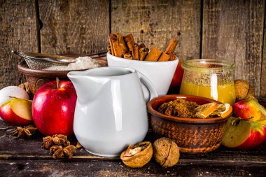 Sonbahar pişirme konsepti. Malzemeler, baharatlar ve çatal bıçaklarla yemek pişirmek. Geleneksel sonbahar elmalı turtası pişirmek için tek ihtiyacınız olan kırsal ahşap arka plan fotokopi alanı.