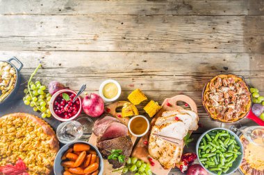 Şükran Günü aile yemeği konsepti. Geleneksel Şükran Günü yemeği hindi, yeşil fasulye ve patates püresi, dolma, balkabağı, elma ve cevizli turta, kırsal ahşap masa.