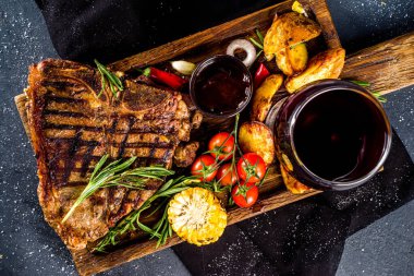 Et arka planı yapıyorum. Koyu gri masa arkasında taze ızgara et. Üst Manzara. Boşluğu kopyala