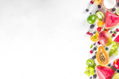  Farklı tropik taze meyve ve böğürtlen çeşitleri. Temiz yemek, sağlıklı yaşam tarzı, diyet ve vitamin konsepti. Üst görünüm düz beyaz masa arkaplanı