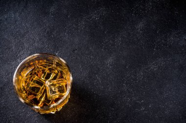 Buzlu viski, balck stone arka plan fotokopi alanı