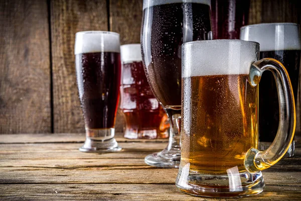 Diferentes Tipos Cerveja Artesanal Fundo Barra Madeira Conjunto Vários Copos — Fotografia de Stock