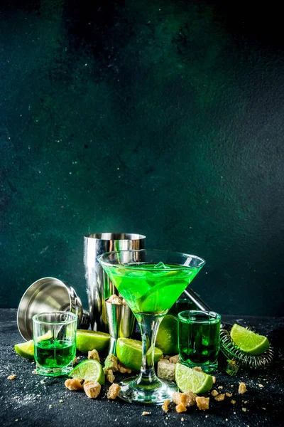 Erős Alkoholkoktél Abszint Vodka Martini Ital Cukorral Jégkockával Lime Mal — Stock Fotó