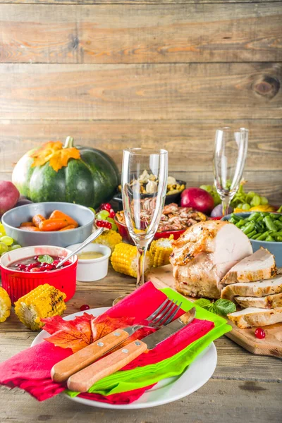 Thanksgiving Familjemiddag Inställning Koncept Traditionell Thanksgiving Mat Med Kalkon Gröna — Stockfoto