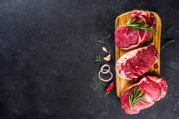 Carne Cruda Filete Res Tabla Cortar Con Romero Especias Fondo —  Fotos de Stock