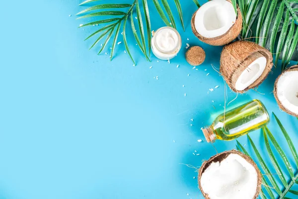熱帯の葉と新鮮なココナッツとガラス瓶のココナッツオイル 有機的なMctオイルの概念 ターコイズやアクアマリンの背景 — ストック写真