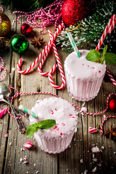 Weihnachten Süßes Kaltgetränk Hausgemachte Pfefferminzbonbons Cane Milkshake Zwei Gläsern Alter — Stockfoto