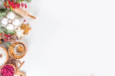 Noel yemeği, kış kurabiyesi, zencefilli çörek, meyveli kek, mevsimlik içecekler. Kızılcıklar, kurutulmuş portakallar, tarçın, baharatlar, beyaz masaya un, uzay manzarasını kopyala