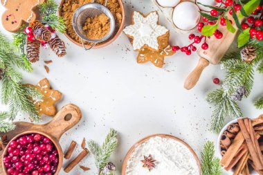 Noel yemeği, kış kurabiyesi, zencefilli çörek, meyveli kek, mevsimlik içecekler. Kızılcıklar, kurutulmuş portakallar, tarçın, baharatlar, beyaz masaya un, uzay manzarasını kopyala