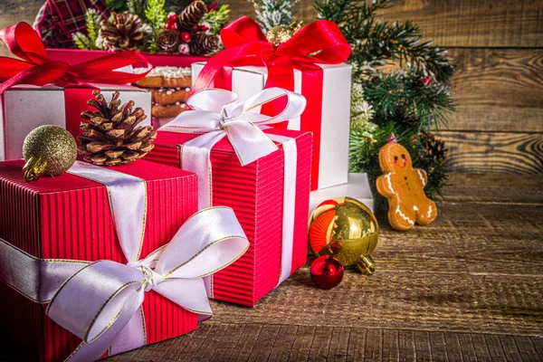 Kerstkaart Achtergrond Veel Rood Witte Geschenkdozen Met Feestelijke Linten Met — Stockfoto