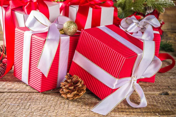 Kerstkaart Achtergrond Veel Rood Witte Geschenkdozen Met Feestelijke Linten Met — Stockfoto