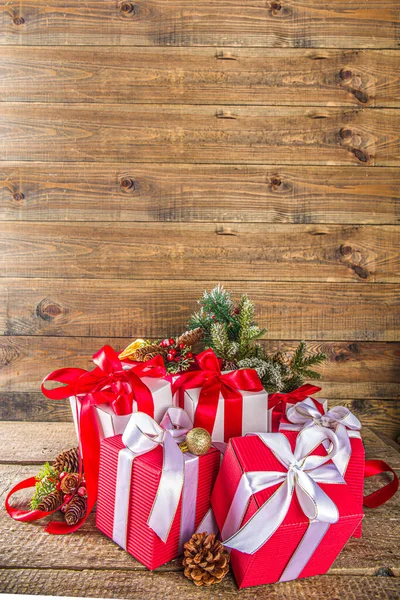 Kerstkaart Achtergrond Veel Rood Witte Geschenkdozen Met Feestelijke Linten Met — Stockfoto