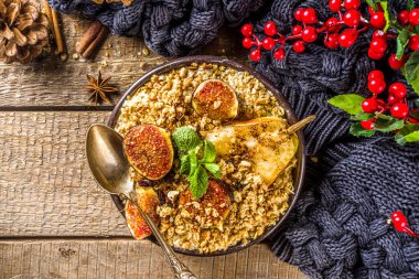 Sonbahar kahvaltı yulaf ezmesi. Mevsimlik ızgara meyveli kahvaltı yulafları - armut ve incir ve şeker, ahşap kaplama fotokopi alanı