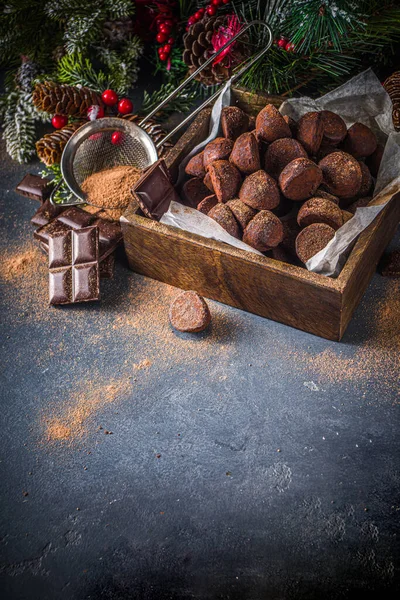 Традиционный Рождественский Десерт Домашние Шоколадные Трюфели Темными Шоколадными Ломтиками Зимними — стоковое фото