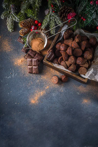 Postre Tradicional Navidad Trufas Chocolate Caseras Con Rodajas Chocolate Negro — Foto de Stock