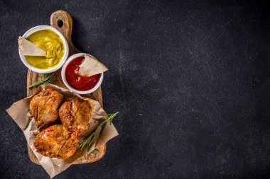 Kızarmış tavuk bacağı ya da kanatları. Izgara ızgara baharatlı bacaklar veya kanatlar, çeşitli soslar ve baharatlarla, kopyalama alanı