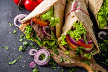 Türk kebablı shawarma sandviçi. Etli ve sebzeli lezzetli dürüm sandviçler geleneksel Orta Doğu atıştırmalıkları..