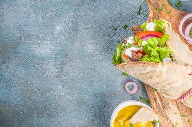 Türk kebablı shawarma sandviçi. Etli ve sebzeli lezzetli dürüm sandviçler geleneksel Orta Doğu atıştırmalıkları..