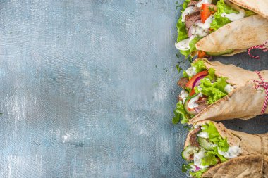 Türk kebablı shawarma sandviçi. Etli ve sebzeli lezzetli dürüm sandviçler geleneksel Orta Doğu atıştırmalıkları..