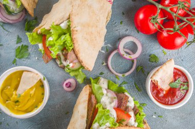 Türk kebablı shawarma sandviçi. Etli ve sebzeli lezzetli dürüm sandviçler geleneksel Orta Doğu atıştırmalıkları..