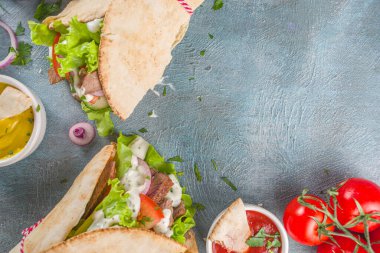 Türk kebablı shawarma sandviçi. Etli ve sebzeli lezzetli dürüm sandviçler geleneksel Orta Doğu atıştırmalıkları..