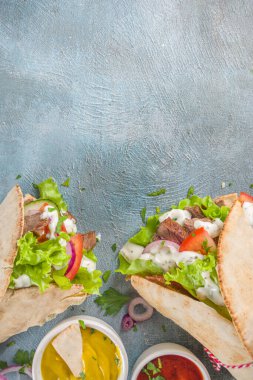 Türk kebablı shawarma sandviçi. Etli ve sebzeli lezzetli dürüm sandviçler geleneksel Orta Doğu atıştırmalıkları..