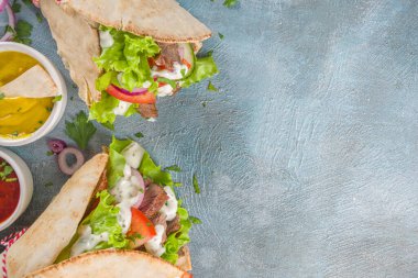 Türk kebablı shawarma sandviçi. Etli ve sebzeli lezzetli dürüm sandviçler geleneksel Orta Doğu atıştırmalıkları..