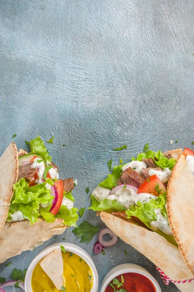 Türk kebablı shawarma sandviçi. Etli ve sebzeli lezzetli dürüm sandviçler geleneksel Orta Doğu atıştırmalıkları..