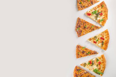 Çeşitli İtalyan geleneksel Amerikan pizza dilimleri. Arka planda leziz pizza dilimleri, üstten düz açılı.
