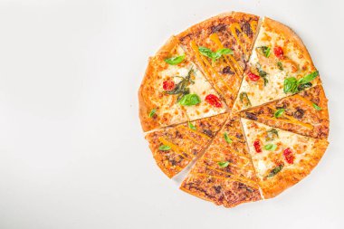 Çeşitli İtalyan geleneksel Amerikan pizza dilimleri. Arka planda leziz pizza dilimleri, üstten düz açılı.