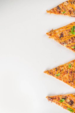 Çeşitli İtalyan geleneksel Amerikan pizza dilimleri. Arka planda leziz pizza dilimleri, üstten düz açılı.