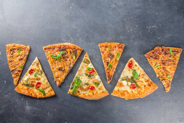 Olika Italienska Amerikanska Traditionella Pizzabitar Skivor Läcker Pizza Mörkgrå Betong — Stockfoto