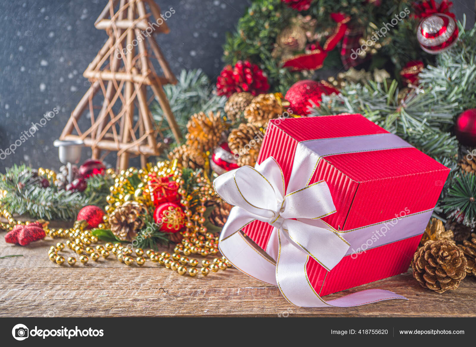 Natal Fundo Cartão Saudação Caixa Presente Natal Grande Com Fita fotos,  imagens de © .com #418755620