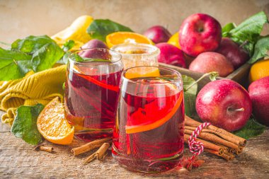 Geleneksel sonbahar kış alkollü içeceği. Sıcak sonbahar meyveli sangria narenciye, elma ve baharat, ahşap kırsal arka plan