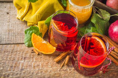 Geleneksel sonbahar kış alkollü içeceği. Sıcak sonbahar meyveli sangria narenciye, elma ve baharat, ahşap kırsal arka plan