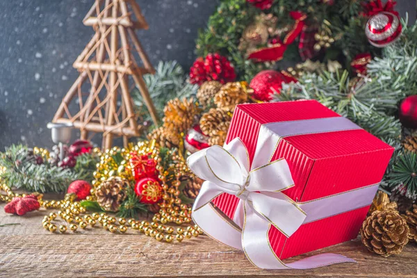 Χριστουγεννιάτικη Κάρτα Φόντο Μεγάλο Χριστουγεννιάτικο Κουτί Δώρου Κορδέλα Ιόν Εορταστικό — Φωτογραφία Αρχείου