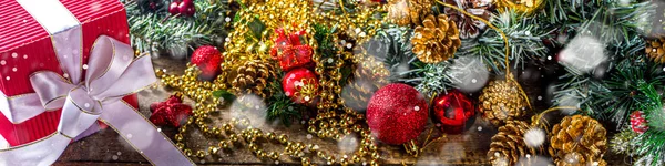 Weihnachtsgrußkarte Hintergrund Große Weihnachtsgeschenkschachtel Mit Band Ion Festlichen Weihnachtstisch Mit — Stockfoto